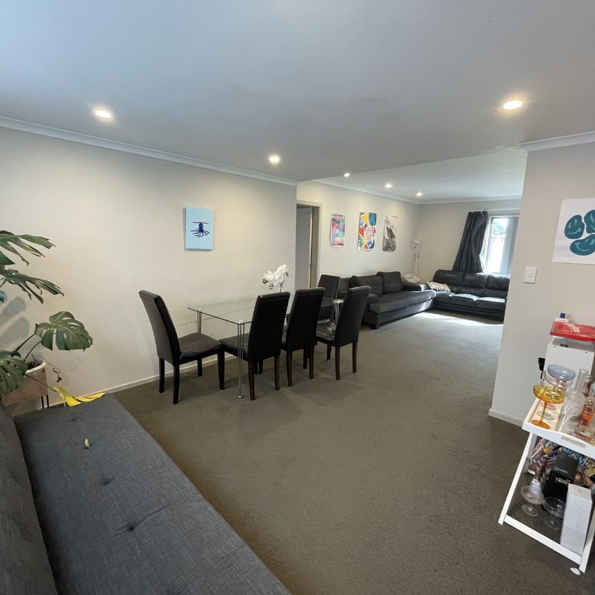 Modern 5-Bedroom Kelburn Living – Ideal for Families or Groups - Photo 1