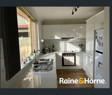 Stylish & Spacious Townhouse - Photo 3