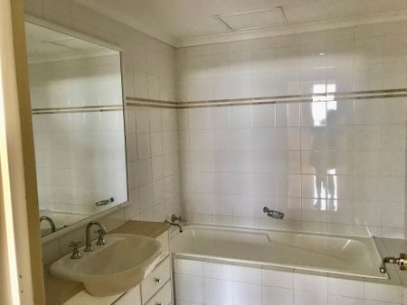 Two bedroom apartment in ultra convenient location - Photo 3