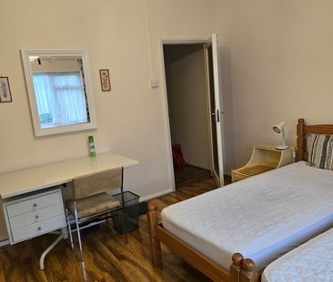 Room in a Shared Flat, Forty Lane, HA9 - Photo 5