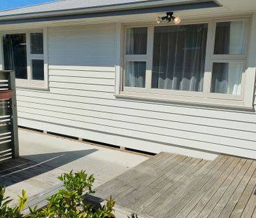 Relaxing modern home in West End - Photo 4