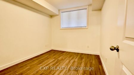 Townhouse For Lease | X8119256 - Photo 5