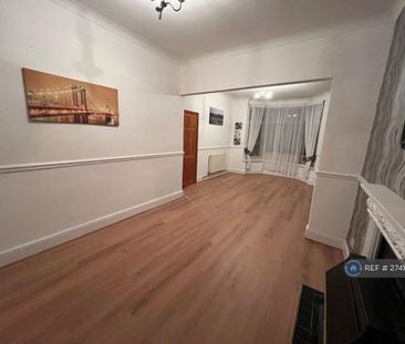 4 bedroom end of terrace house to rent - Photo 2