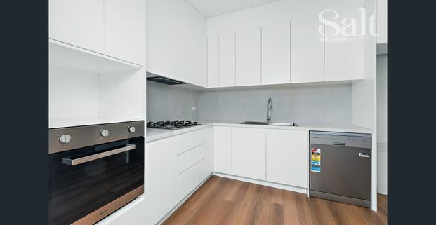 Freshly renovated two bedder in a great location - Photo 1