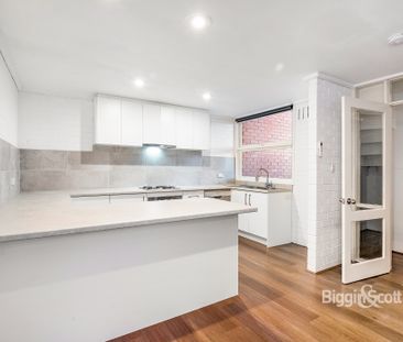 PERFECT INNER-CITY TOWNHOUSE, 2 BEDROOMS, 2 PARKING SPACES & MORE! - Photo 3