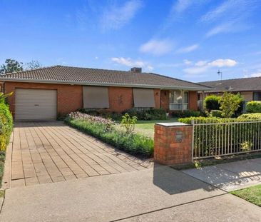 THREE BEDROOM HOME ! - Photo 4