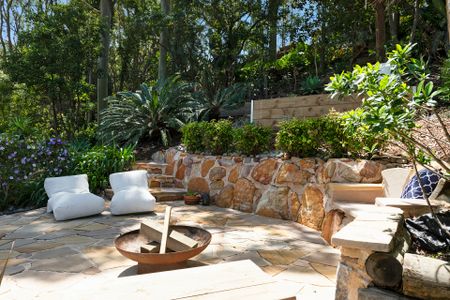 Furnished family home with views across Pittwater - Photo 4