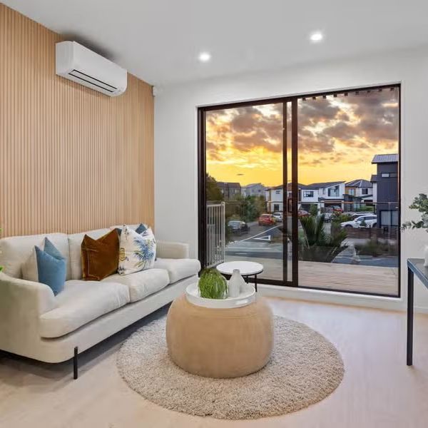 3 Bedrooms, Hobsonville - Photo 1