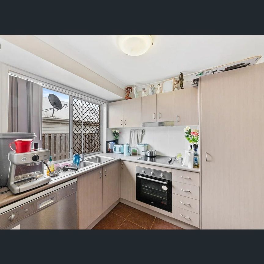 2/19 Essington Mews, Leichhardt, Qld 4305 - Photo 1