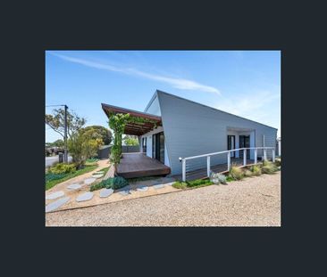 Family home in a great location - Photo 2