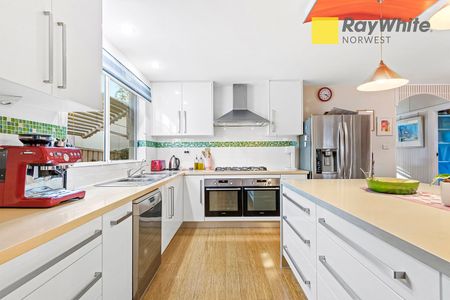 Spacious 4-Bed Family Home with Triple Garage in Peaceful Riverstone - Photo 5