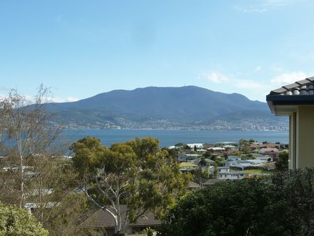 Family Home with Magnificent Views! - Photo 3