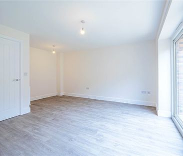 4 bed Semi Detached House for rent - Photo 4