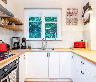 Beautiful & Sunny 4-Bedroom Family Home - Photo 3