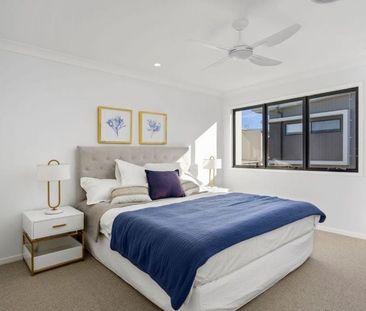 Luxury Waterfront Living in Exclusive Solstice Quays - Photo 5