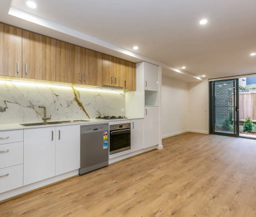 Modern, Sleek & Stylish Apartment! - Photo 1