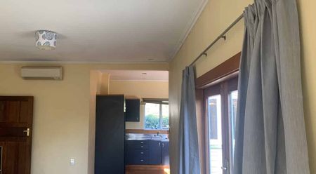 Five bedrooms, large living space with 3 heat pumps. Student property - Photo 3