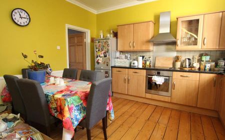 A superb property, with private garden! Set over two floors and in a great location. - Photo 3