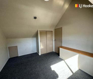 Tidy 4 bedrooom flat - Photo 1