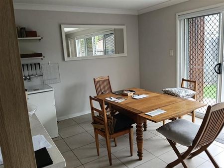2 Bedrooms Available in Shared Townhouse - Photo 2