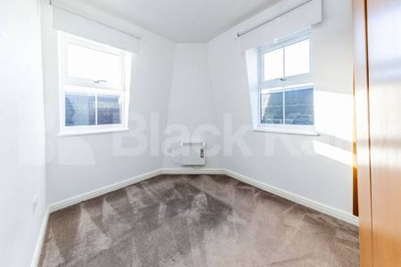 one bedroom with an additional room to be used as a study - Photo 4