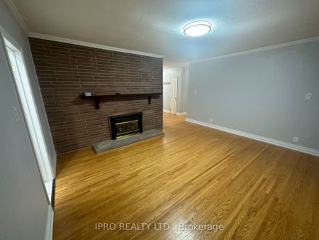 Detached Home For Lease | W8086984 - Photo 4