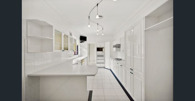 Spacious Four Bedroom Apartment At Top Floor - Photo 1