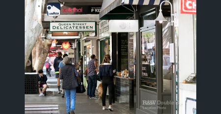 Spacious Two Bedroom Apartment with Leafy Private Terrace & Parking for 3 Cars - Photo 4