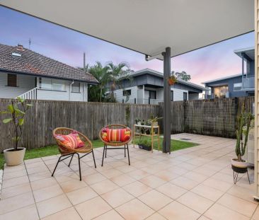 Modern Townhome Living with Private Balcony & Courtyard - Photo 2