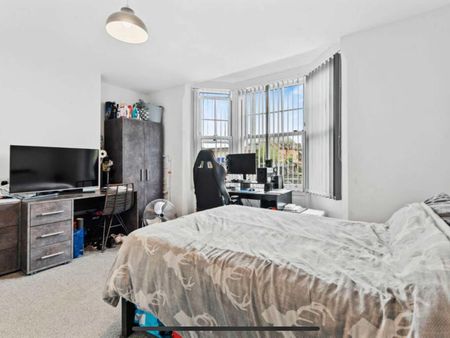 London Road Room 6 - Photo 4