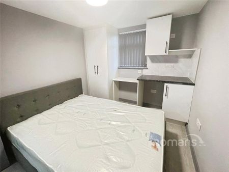 1 bedroom in a house share to rent - Photo 5