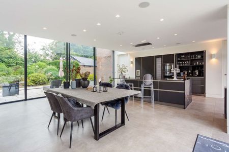 A contemporary family home with far reaching views. - Photo 4