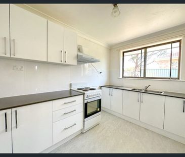 Neat & Tidy 3 Bedroom House! Close To Doonside Station! - Photo 2