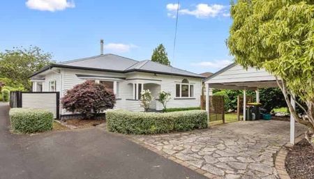 Tasteful Hamilton East Bungalow - Photo 4