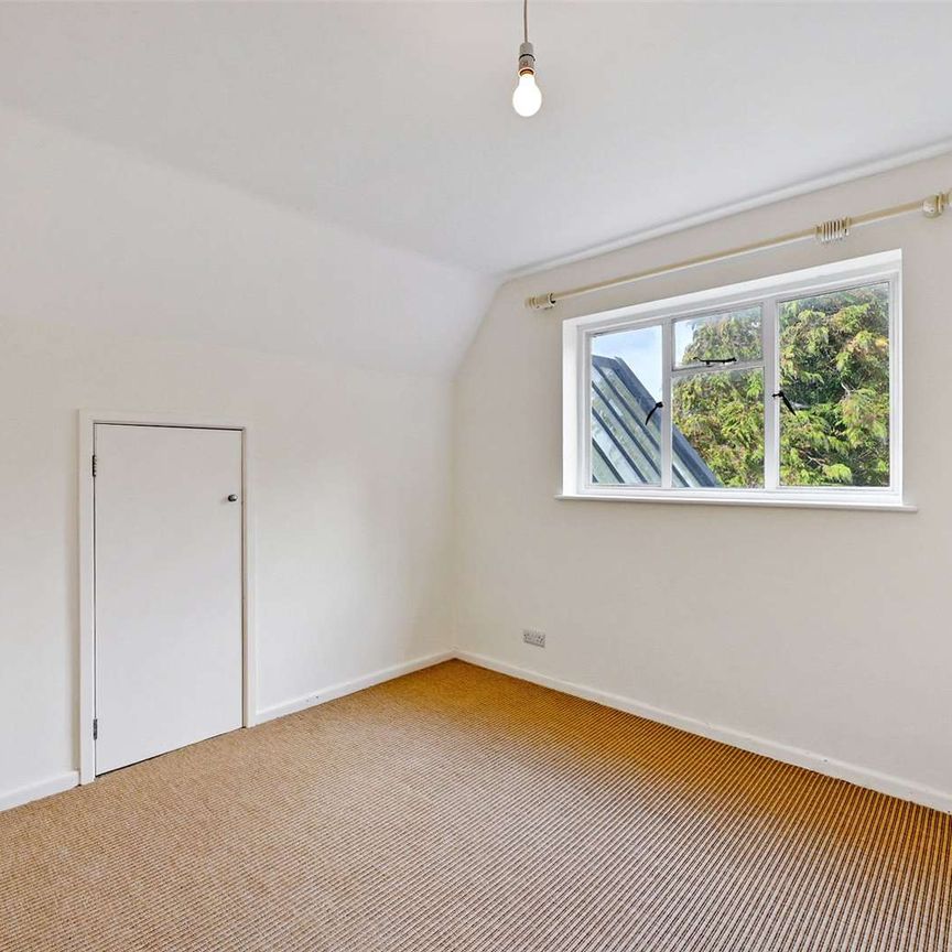 Lovely home in the charming village of Barnsley. - Photo 1