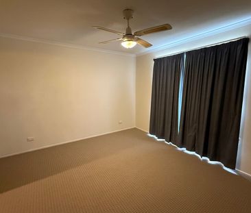 SPACIOUS FAMILY HOME WITH HUGE GARAGE SPACE - AVAILABLE NOW! - Photo 5