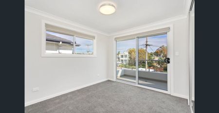 Modern Townhouse Living - 5 Bedroom, Study & Double Garage! - Photo 3