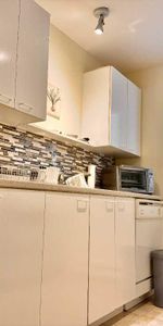 Spacieux et lumineux 3½ + bureau fermé. Terrasse plein soleil. À 5 min à pied du village et des Outlets de St-Sauveur des Monts. - Photo 3