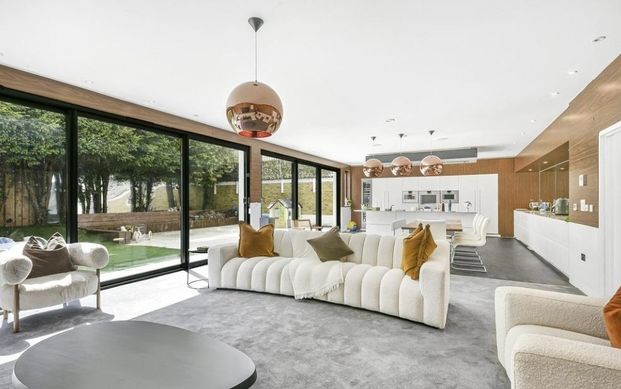 6 bedroom detached house to rent - Photo 1