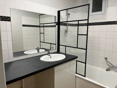 Location Appartement 3 pièces 59m² ST DENIS DE CABANNE 42750 - Photo 3