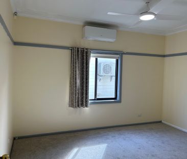 Newly renovated 3-bedroom family house with new carpet and Sunny de... - Photo 3