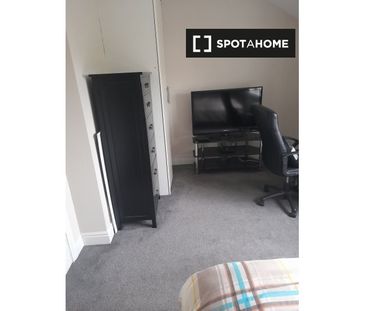 Spacious room in 3-bedroom house in Blancharstown, Dublin - Photo 5
