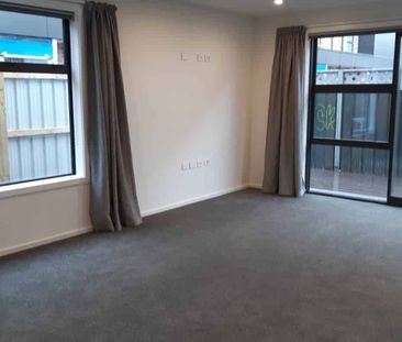 *** VERY CONVENIENT LOCATION ON CITY FRINGE *** - Photo 5