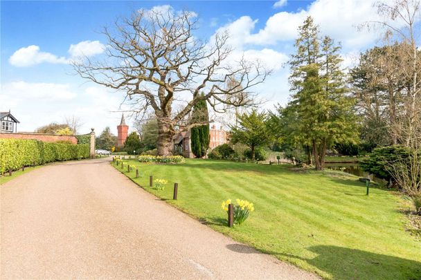 Unique character property in prestigious gated mansion conversion - Photo 1