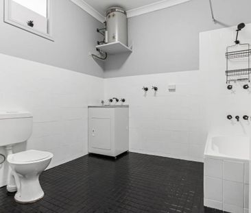 Coastal Convenience - Quiet Top-Floor Living - Photo 1