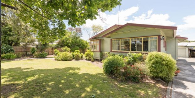 Character on Queen - Photo 1