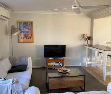 Cosy Unit in Perfect Location! - Photo 2