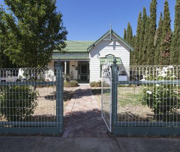 Charming Victorian, fully furnished home - in Prime Schools Precinct! - Photo 4