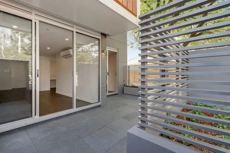 STUNNING CONTEMPORARY LIVING - Photo 5