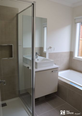 Family home in Truganina! - Photo 5